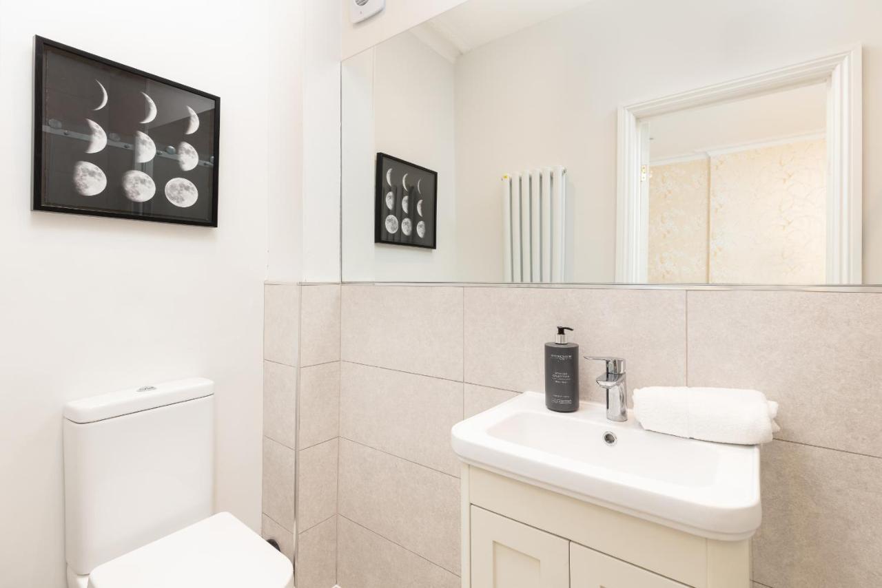 5 Bedroom Magnificent Georgian Townhouse- Centre * Bath
