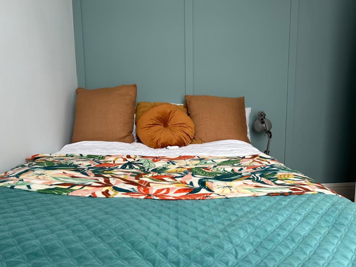 Homestay Accommodation, Near With Free Parking And High Speed Wi-fi Bath
