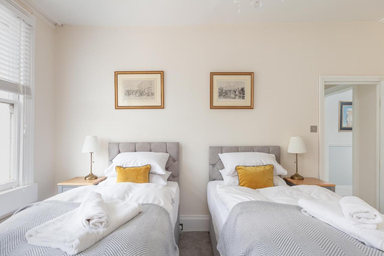 5 Bedroom Magnificent Georgian Townhouse- Centre *