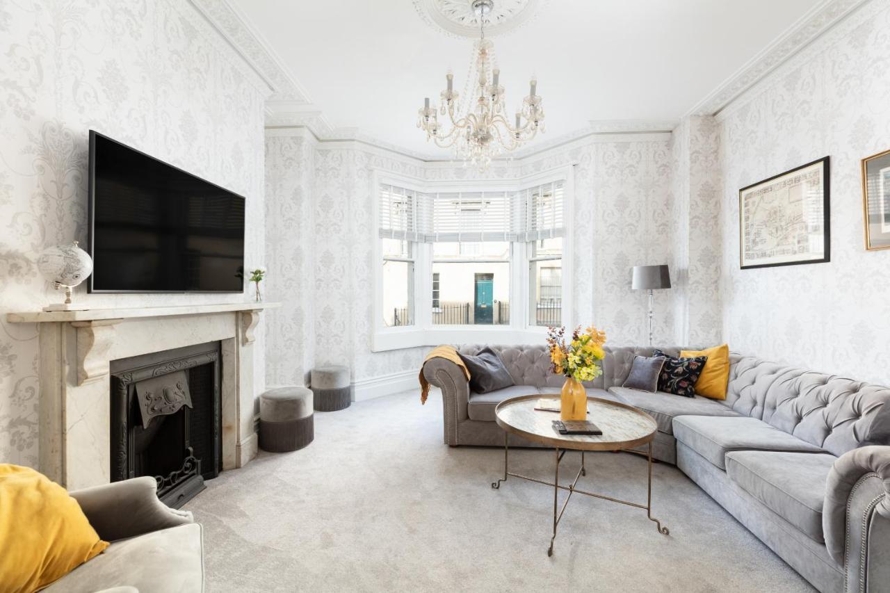 5 Bedroom Magnificent Georgian Townhouse- Centre Apartment