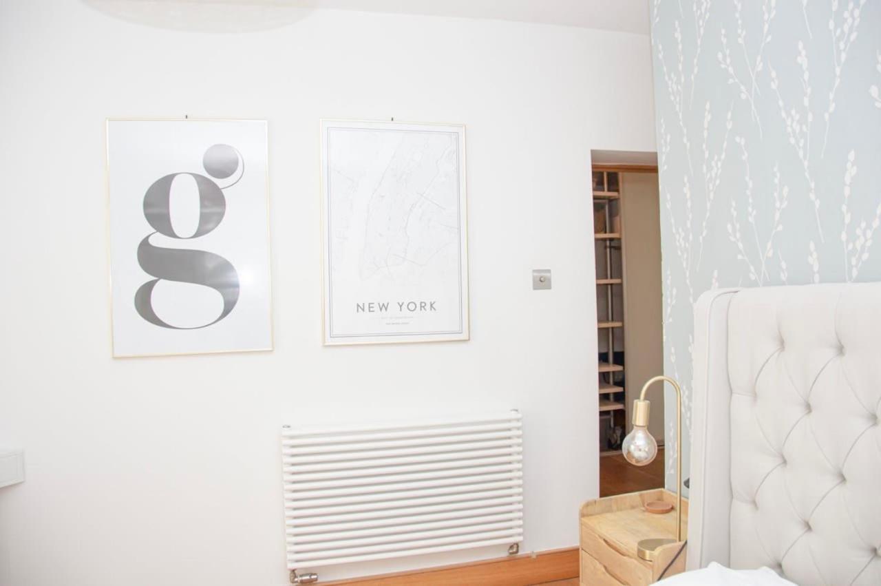 Incredible 3 Bed Basement Flat With Garden Apartment *