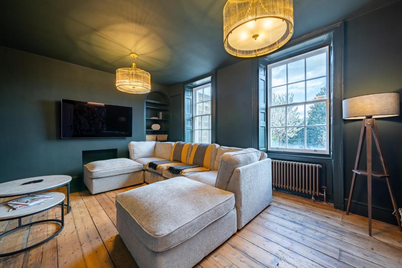 Holiday home Luxurious Grand 6 Bedroom In - Perfect For Groups & Sleeps 12! Bath
