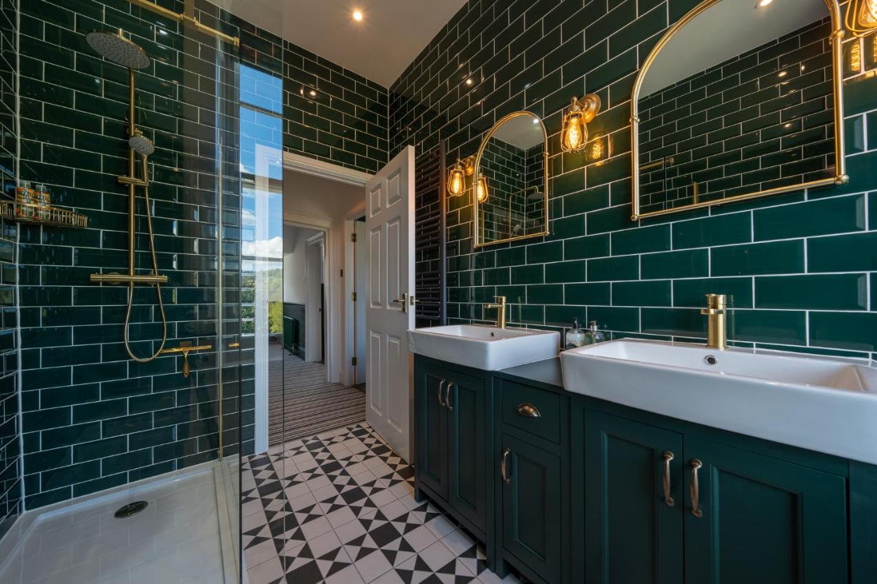 Holiday home Luxurious Grand 6 Bedroom In - Perfect For Groups & Sleeps 12! Bath