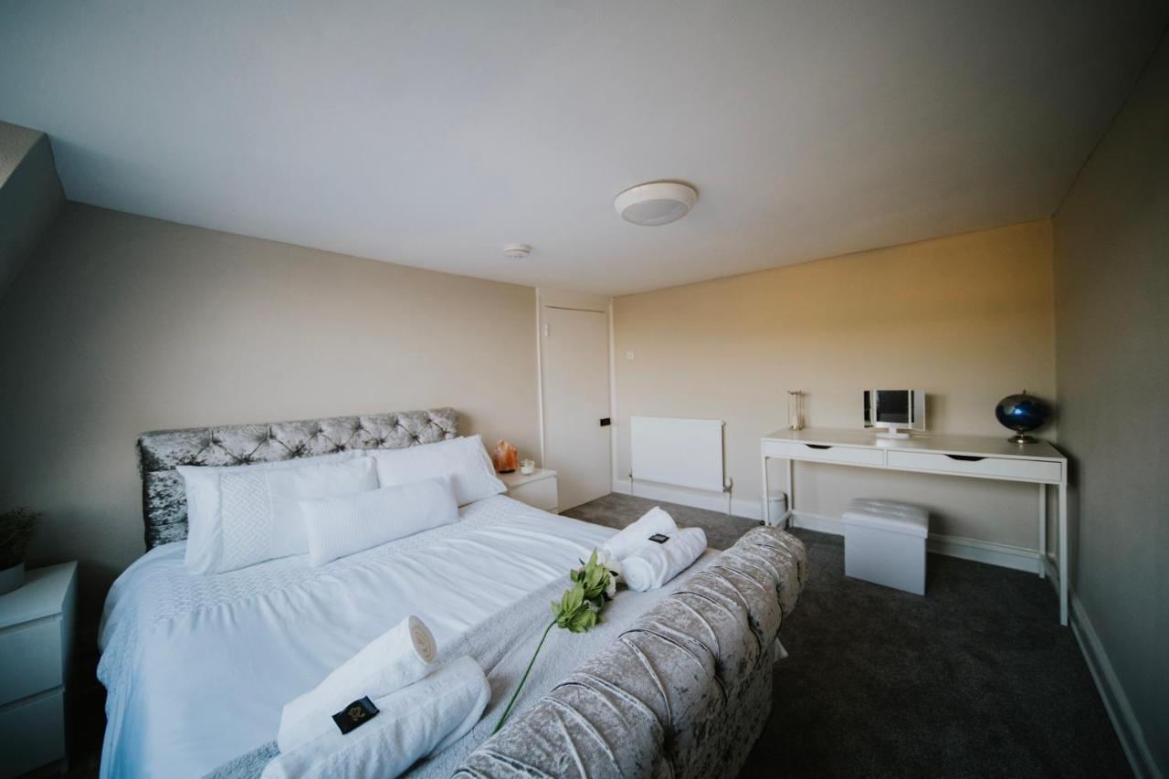 Apartment Roman Penthouse- City Skyline Views, 4k Tvs, 5g Wifi And More!