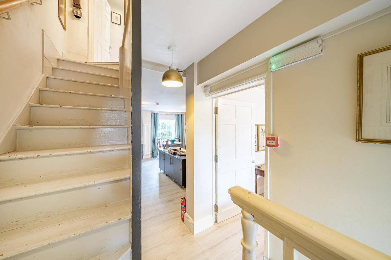 Charming Two Bedroom Maisonette Apartment Bath