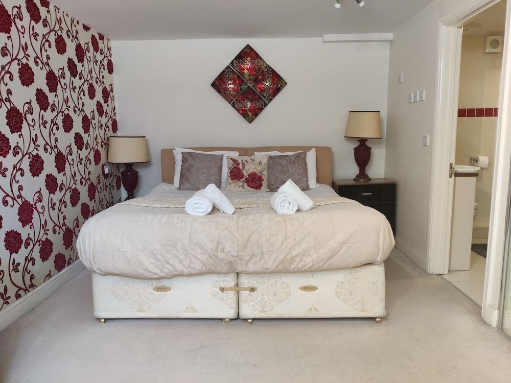 Wentworth House - Free Parking Guest house