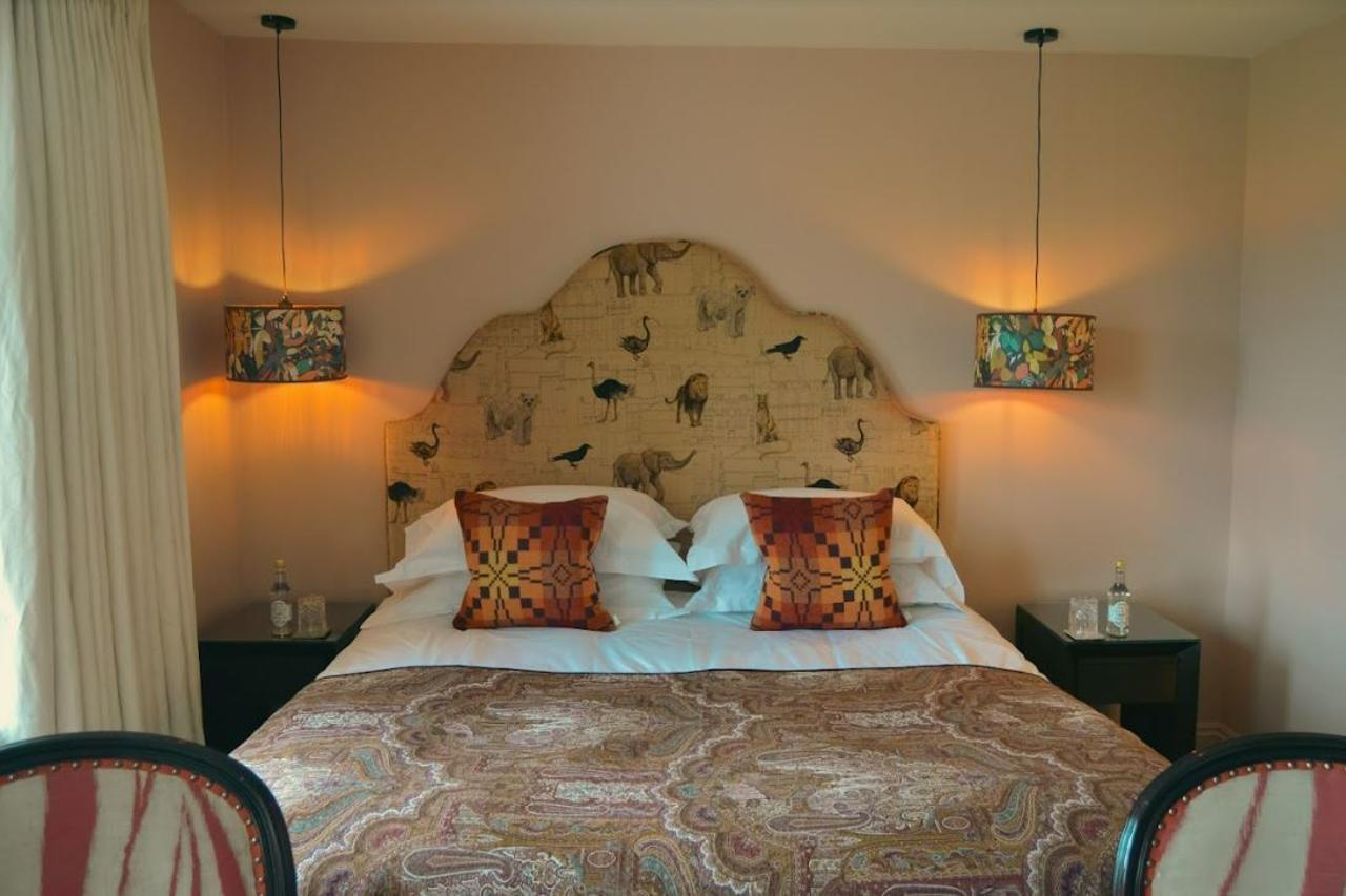 The Bird, Hotel Bath