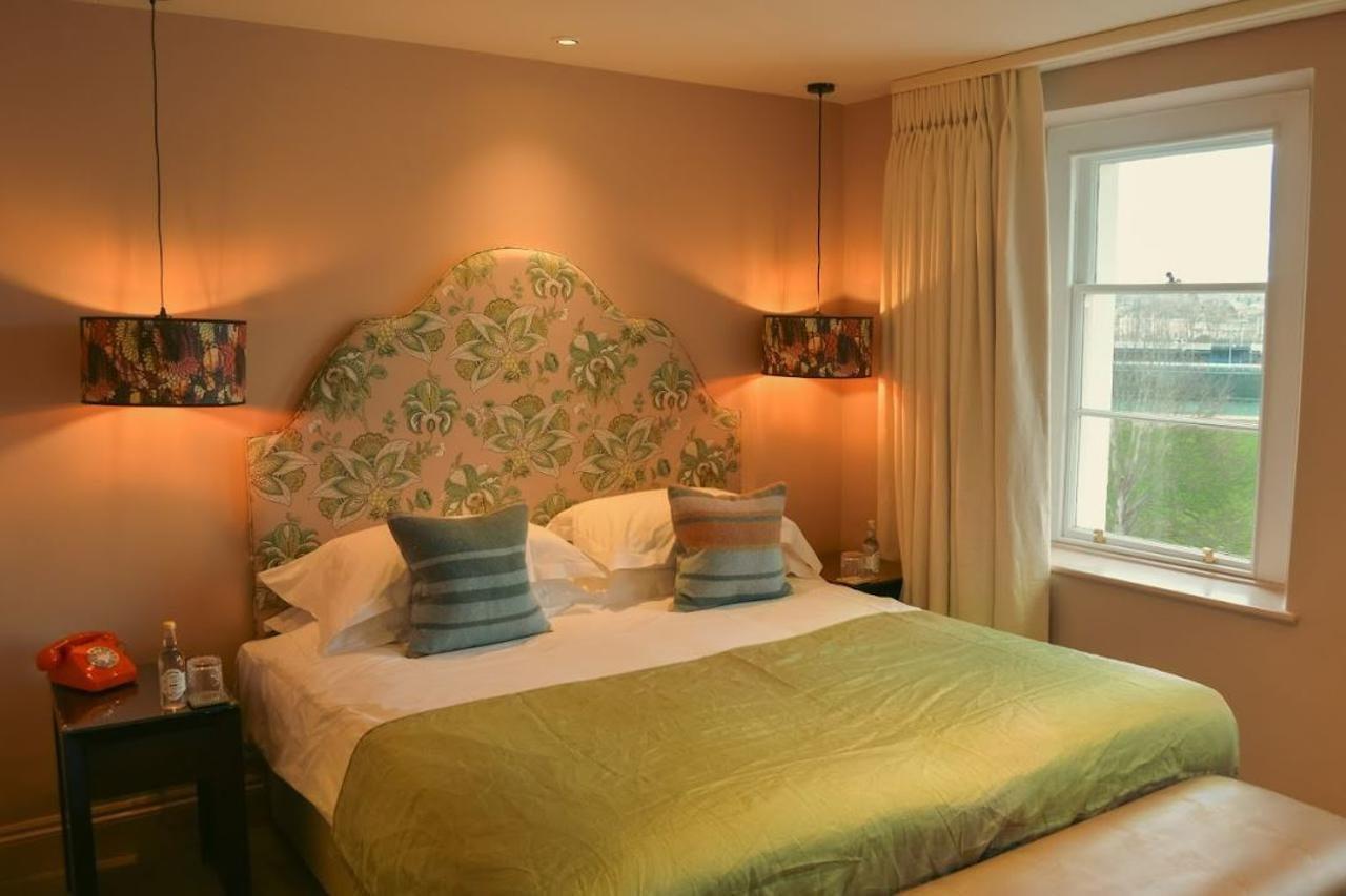 The Bird, Hotel