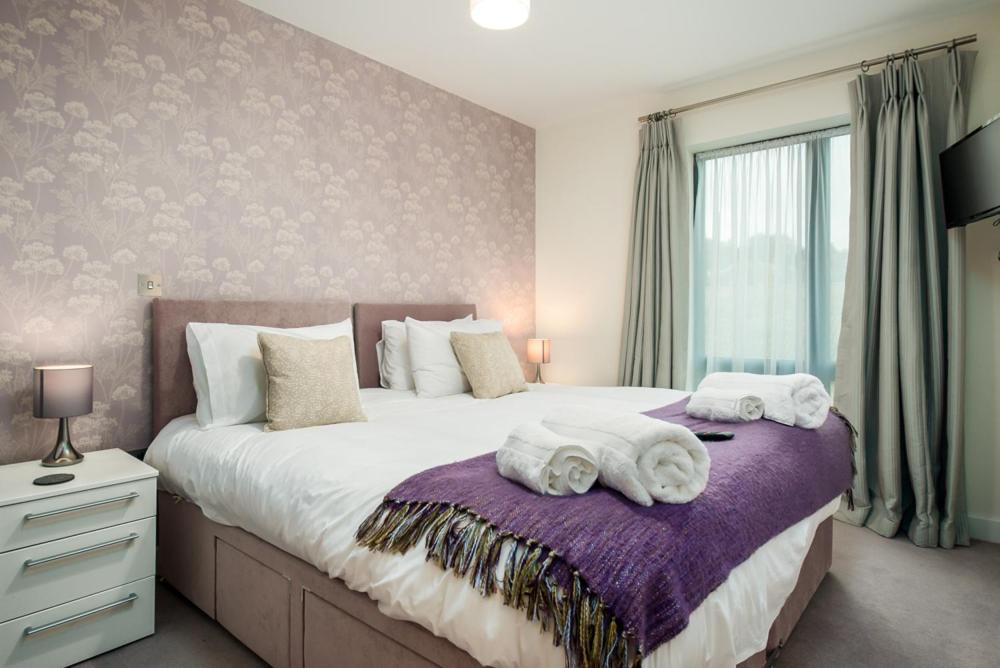Solar Sanctuary- Skyline Balcony, Centre, Three Floors, King Beds, Netflix And More! Holiday home Bath
