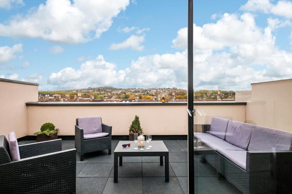 Solar Sanctuary- Skyline Balcony, Centre, Three Floors, King Beds, Netflix And More! Holiday home *