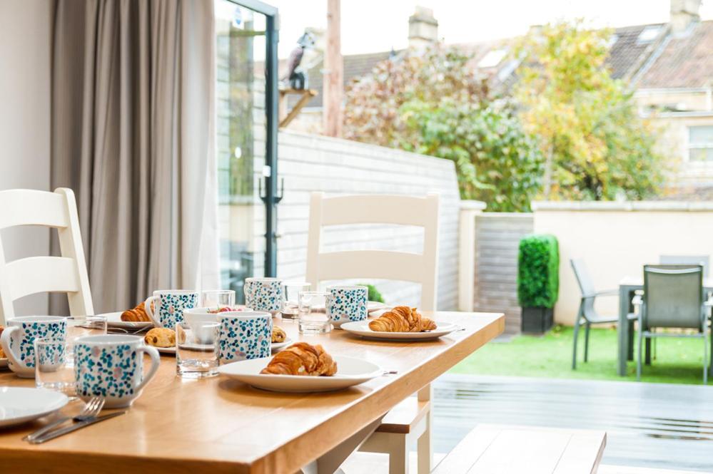 Solar Sanctuary- Skyline Balcony, Centre, Three Floors, King Beds, Netflix And More! Holiday home *