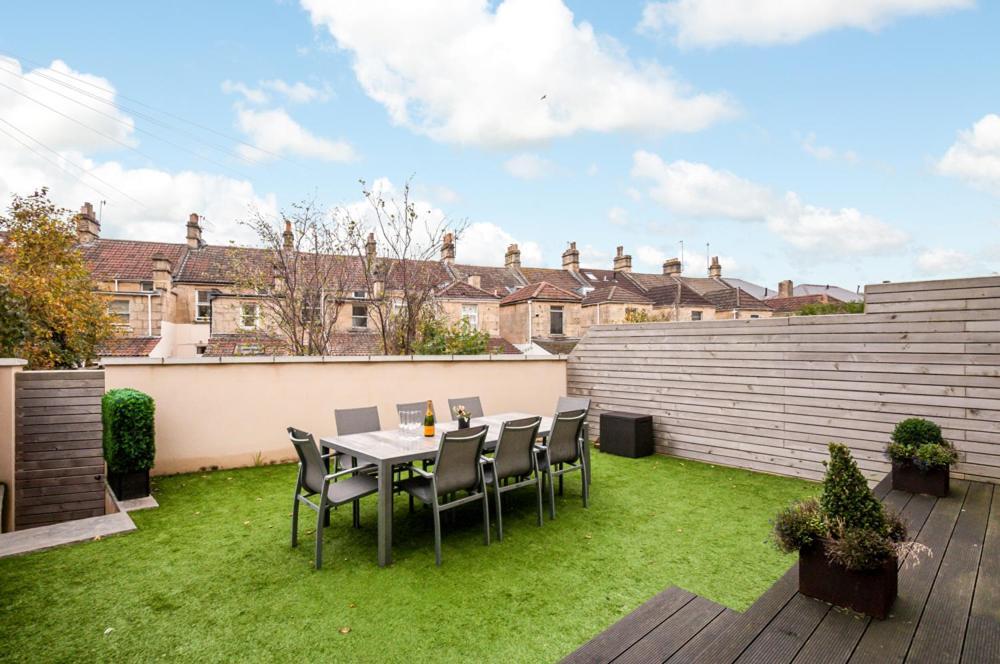 Holiday home Solar Sanctuary- Skyline Balcony, Centre, Three Floors, King Beds, Netflix And More! Bath