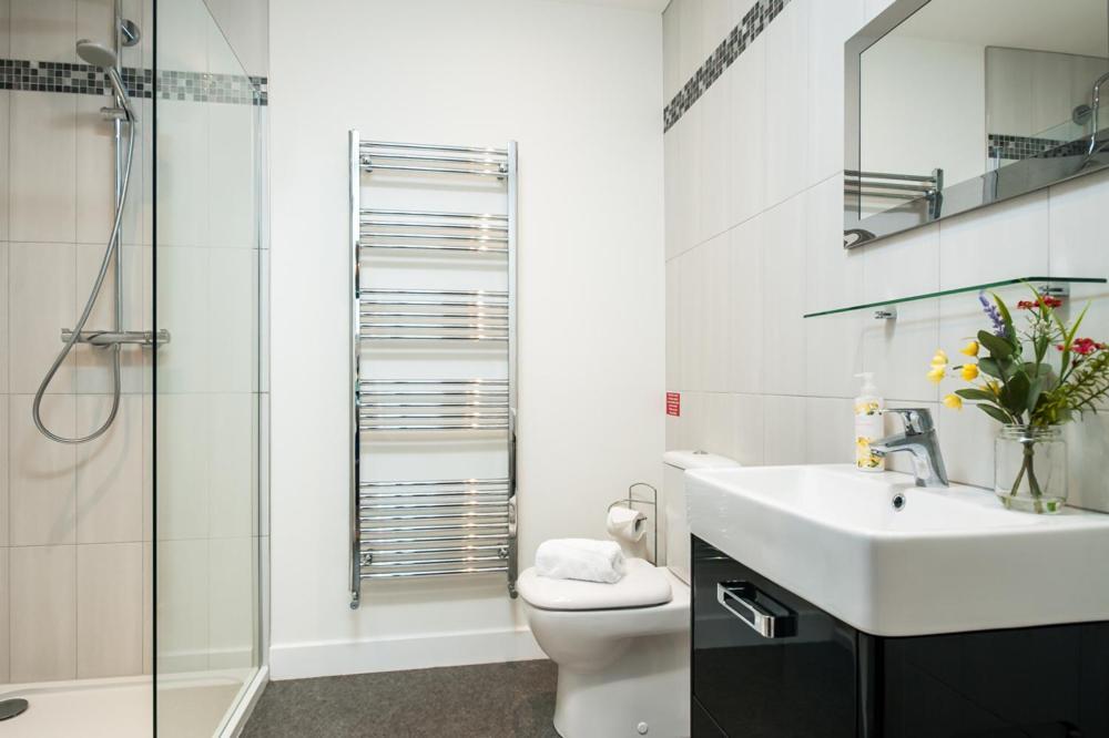 Solar Sanctuary- Skyline Balcony, Centre, Three Floors, King Beds, Netflix And More! Holiday home Bath