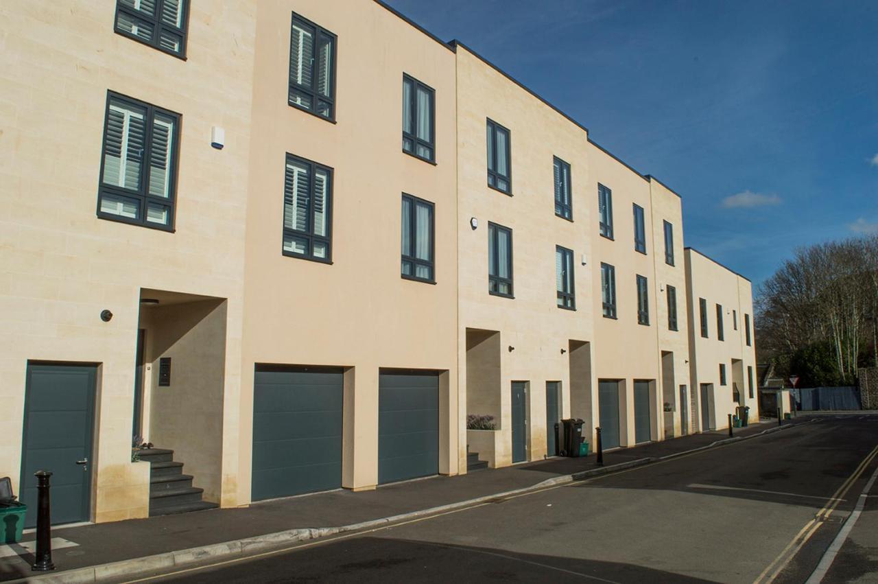 Solar Sanctuary- Skyline Balcony, Centre, Three Floors, King Beds, Netflix And More! Holiday home