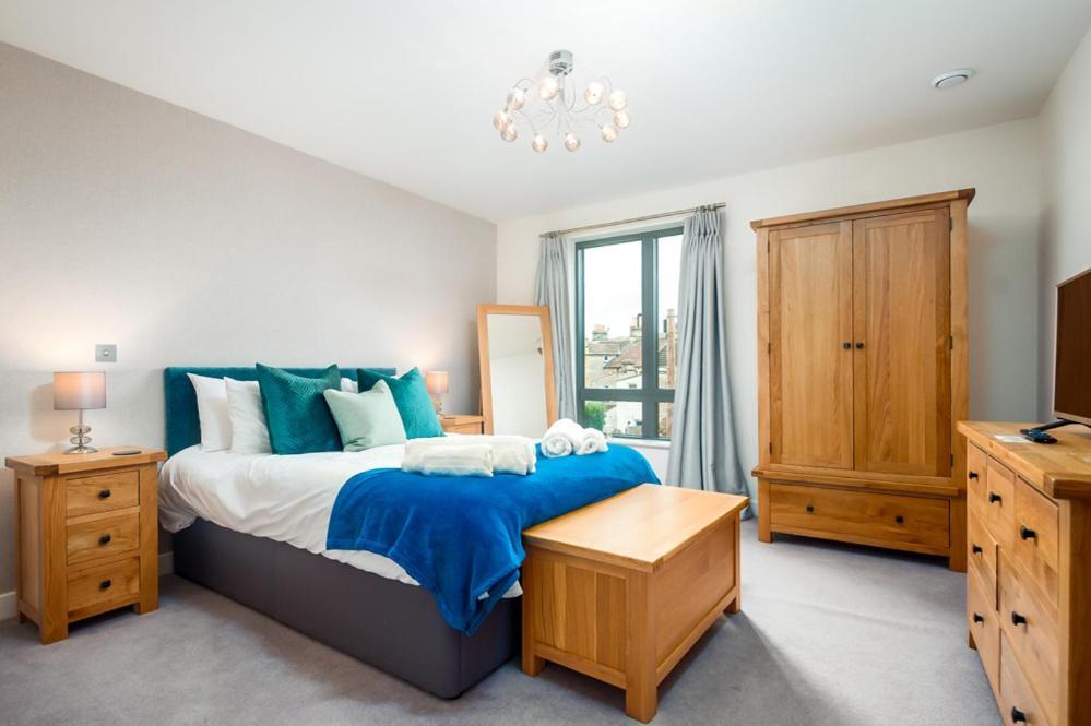 Solar Sanctuary- Skyline Balcony, Centre, Three Floors, King Beds, Netflix And More! Holiday home *