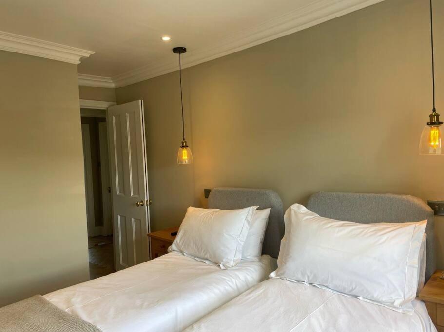 Crescent Penthouse With Stunning Views And Free Parking Apartment Bath