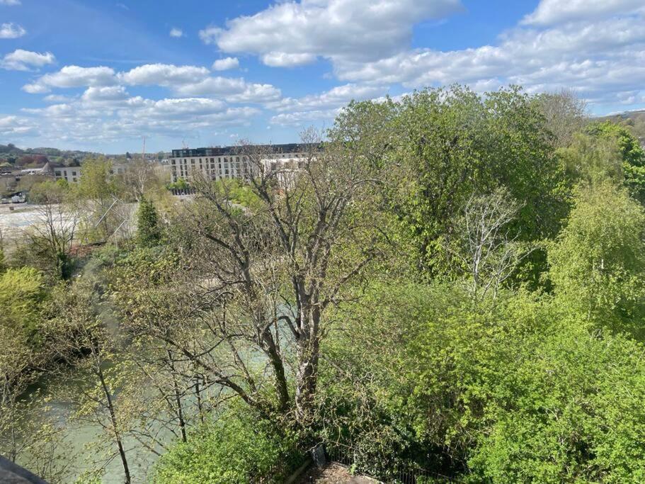 Apartment Crescent Penthouse With Stunning Views And Free Parking *