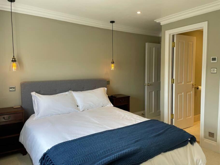 Apartment Crescent Penthouse With Stunning Views And Free Parking