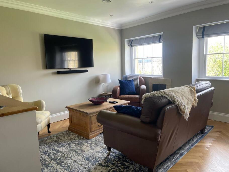 Crescent Penthouse With Stunning Views And Free Parking Apartment Bath