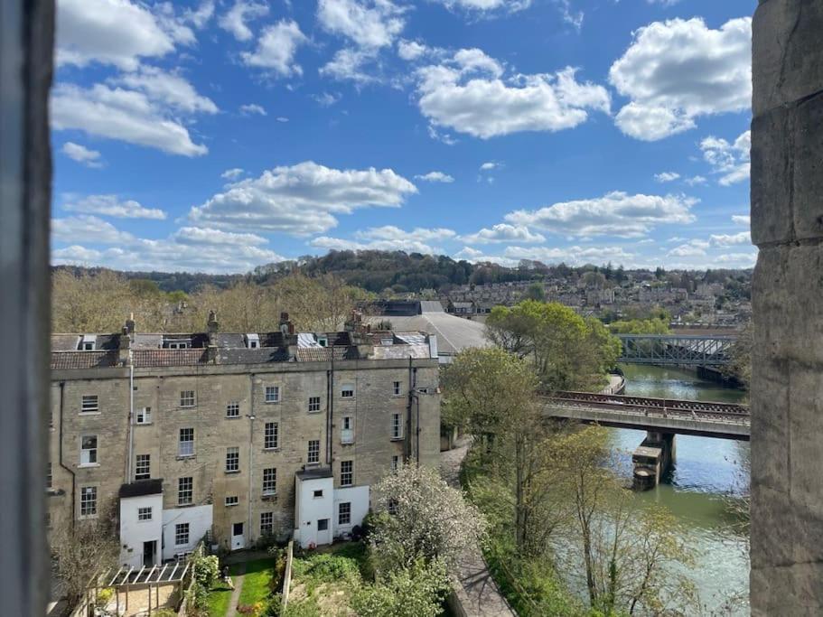 Crescent Penthouse With Stunning Views And Free Parking Bath