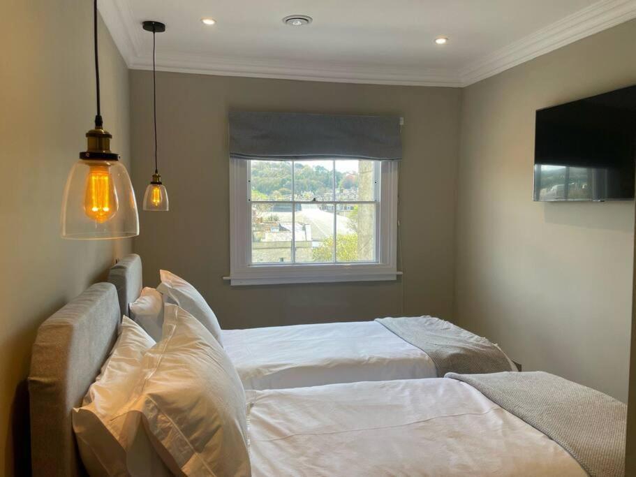 Crescent Penthouse With Stunning Views And Free Parking Apartment Bath