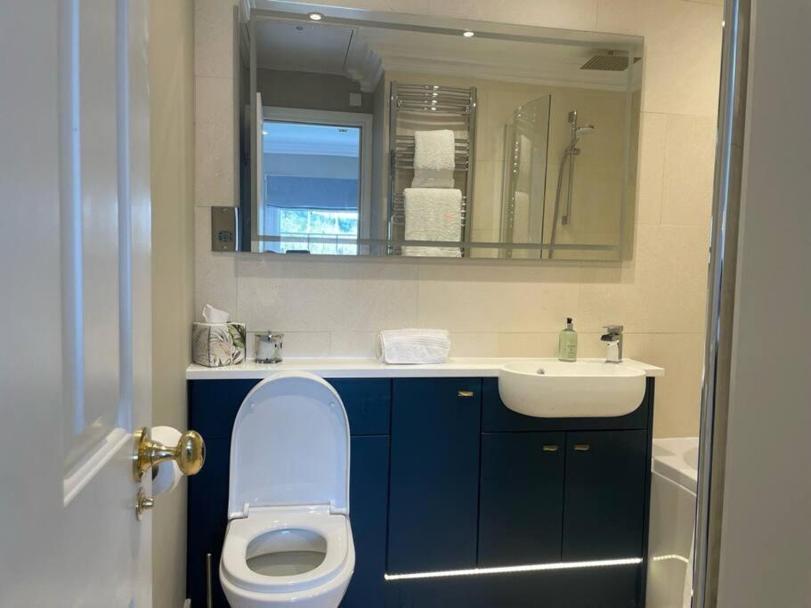 Apartment Crescent Penthouse With Stunning Views And Free Parking *