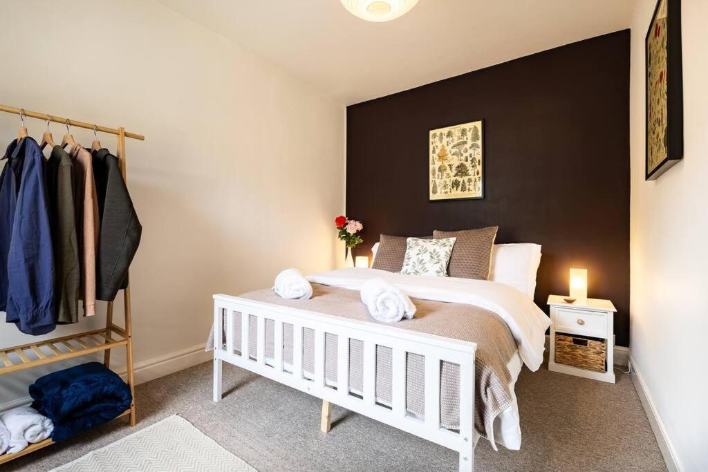 Pure B - Welcoming 3 Bed House Free Parking & Wifi Holiday home