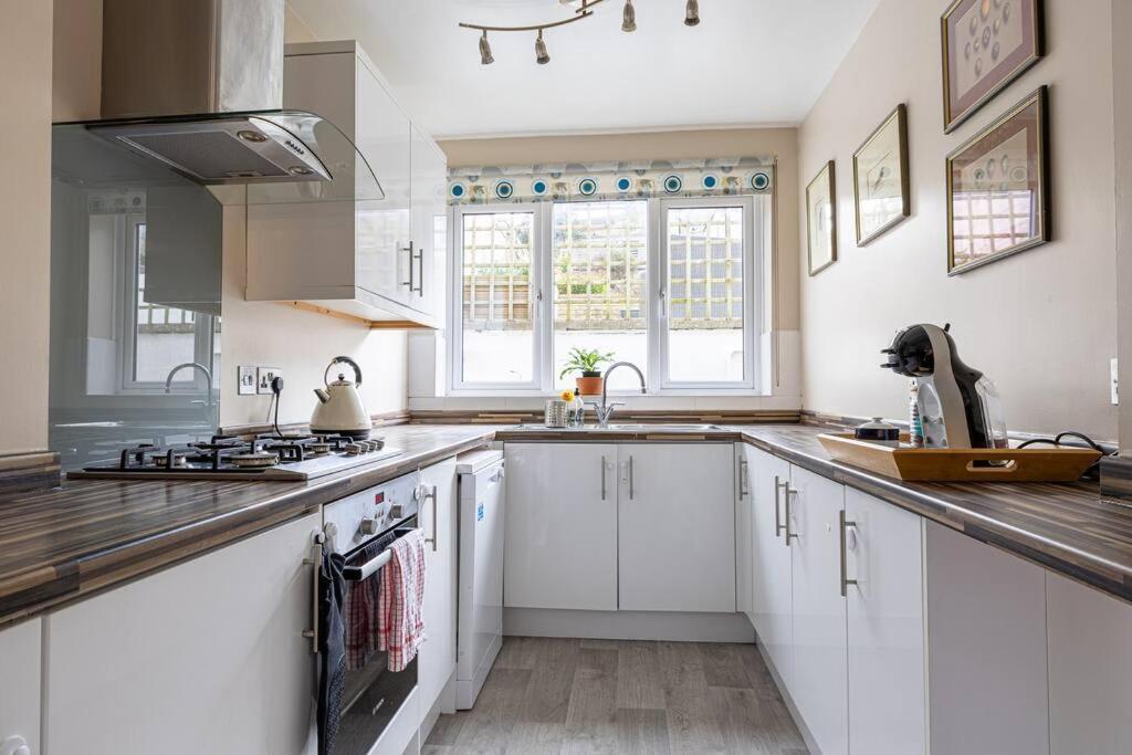 Pure B - Welcoming 3 Bed House Free Parking & Wifi Holiday home *