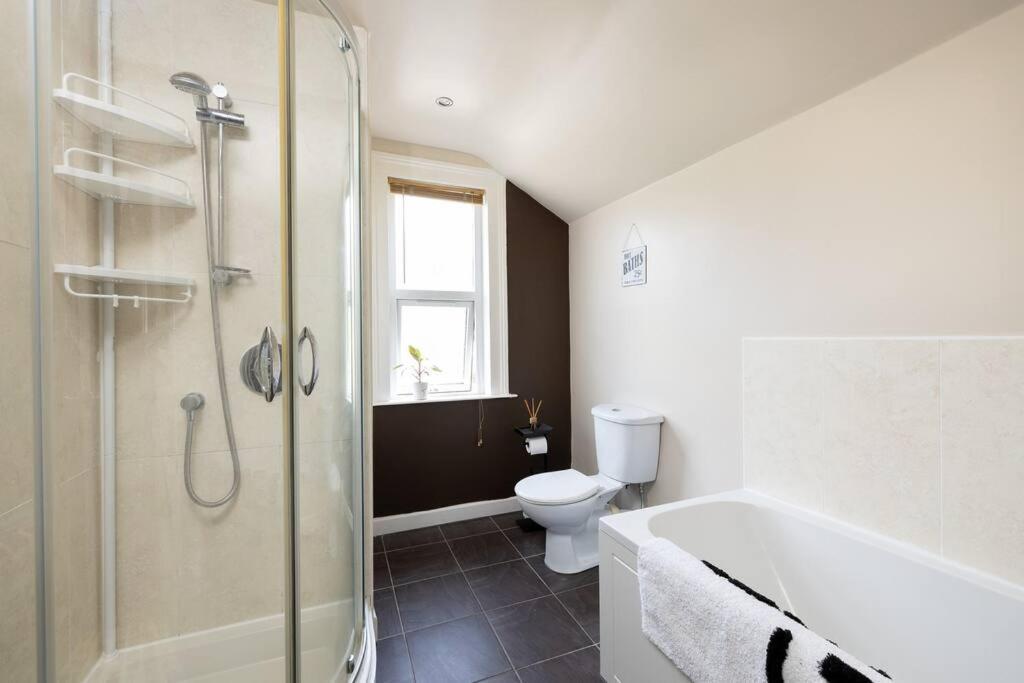 Pure B - Welcoming 3 Bed House Free Parking & Wifi * Bath