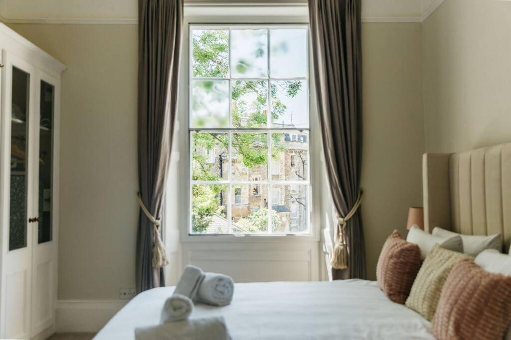 Apartment Luxury, Central, Sun-filled 3 Bed Haven In *