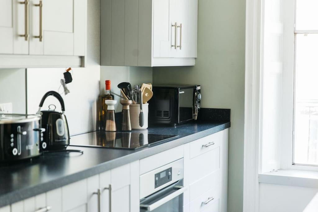 Luxury, Central, Sun-filled 3 Bed Haven In Apartment *