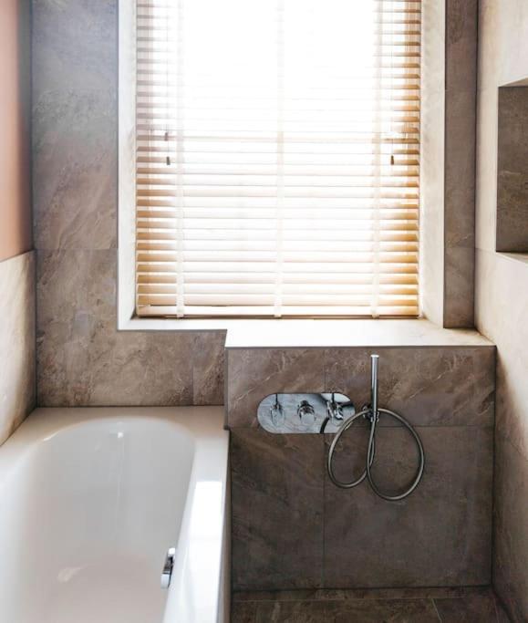 Apartment Luxury, Central, Sun-filled 3 Bed Haven In *