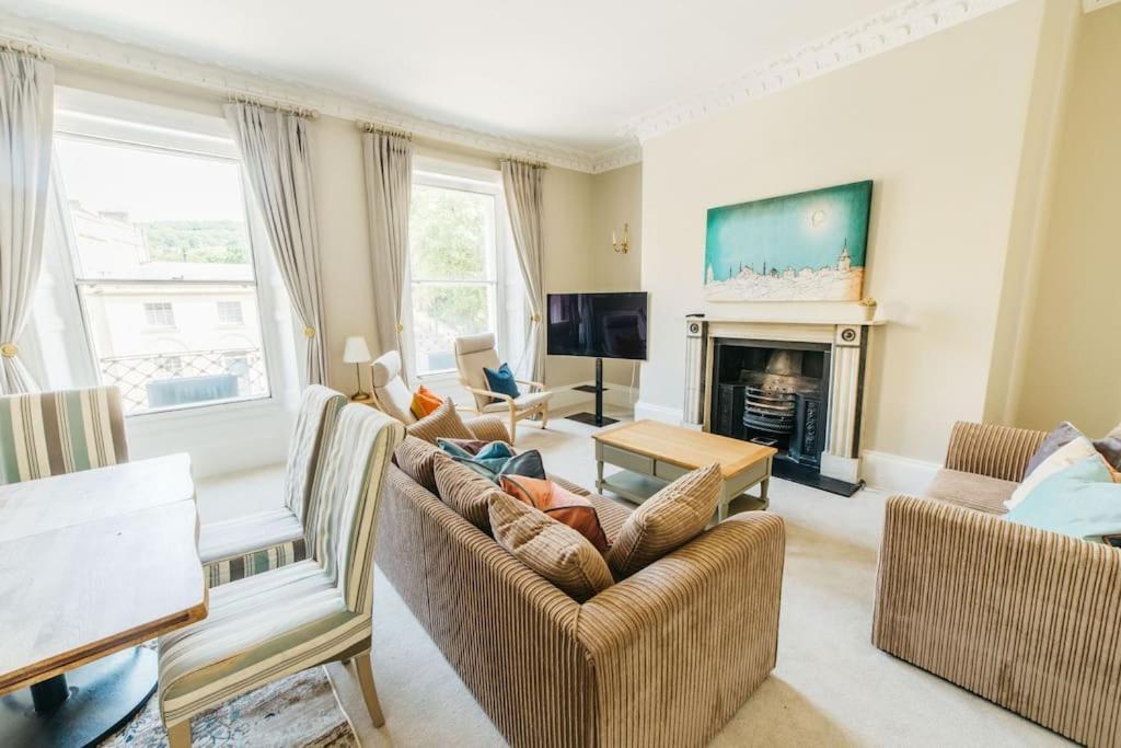 Luxury, Central, Sun-filled 3 Bed Haven In Apartment *