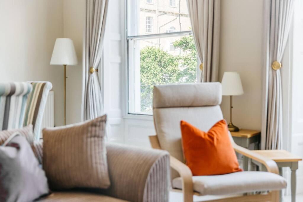 Luxury, Central, Sun-filled 3 Bed Haven In Apartment *