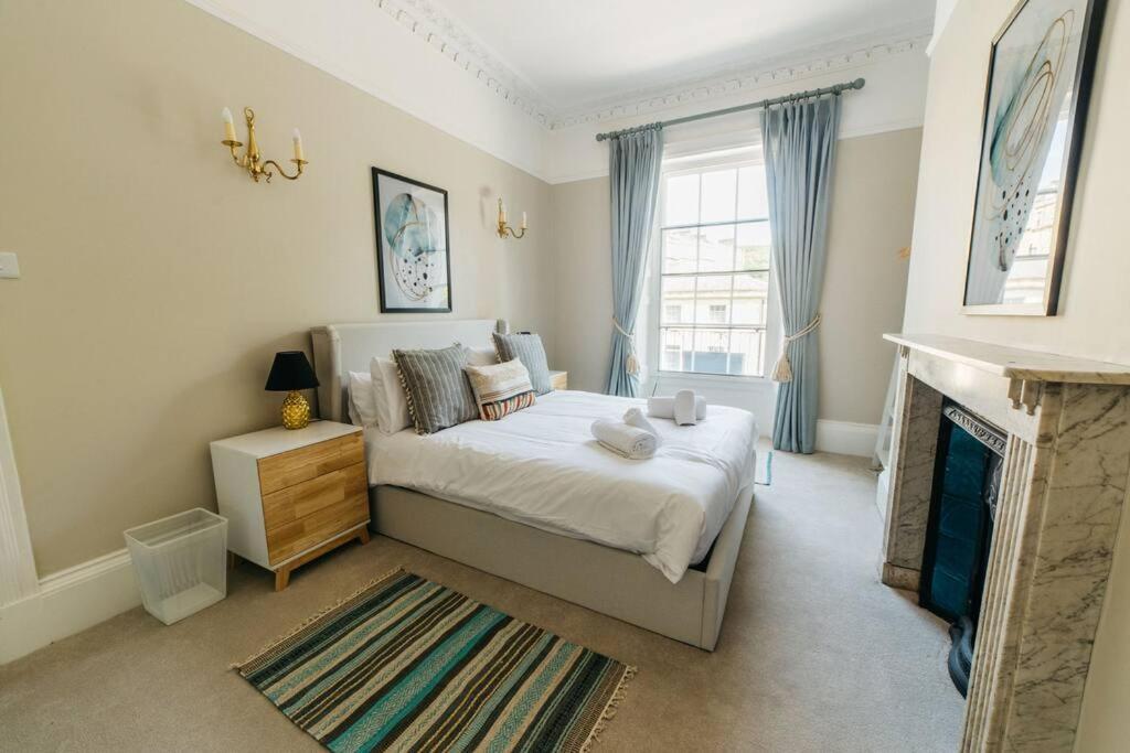 Luxury, Central, Sun-filled 3 Bed Haven In