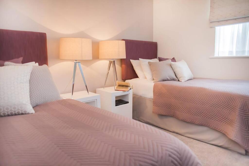 Stylish And Two Bedroom & Two Bathroom With Free Parking Apartment *