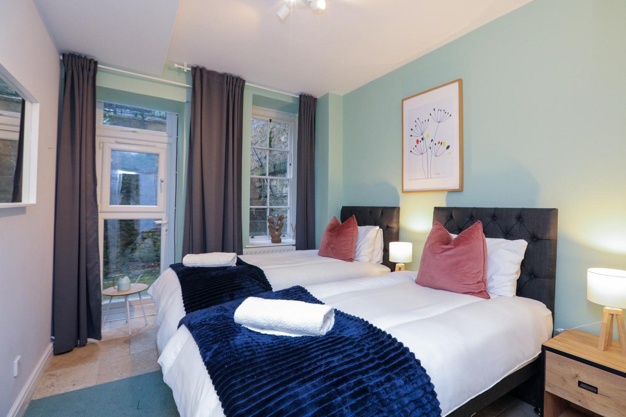 Wonderful In With Garden - Sleeps 8 Holiday home *