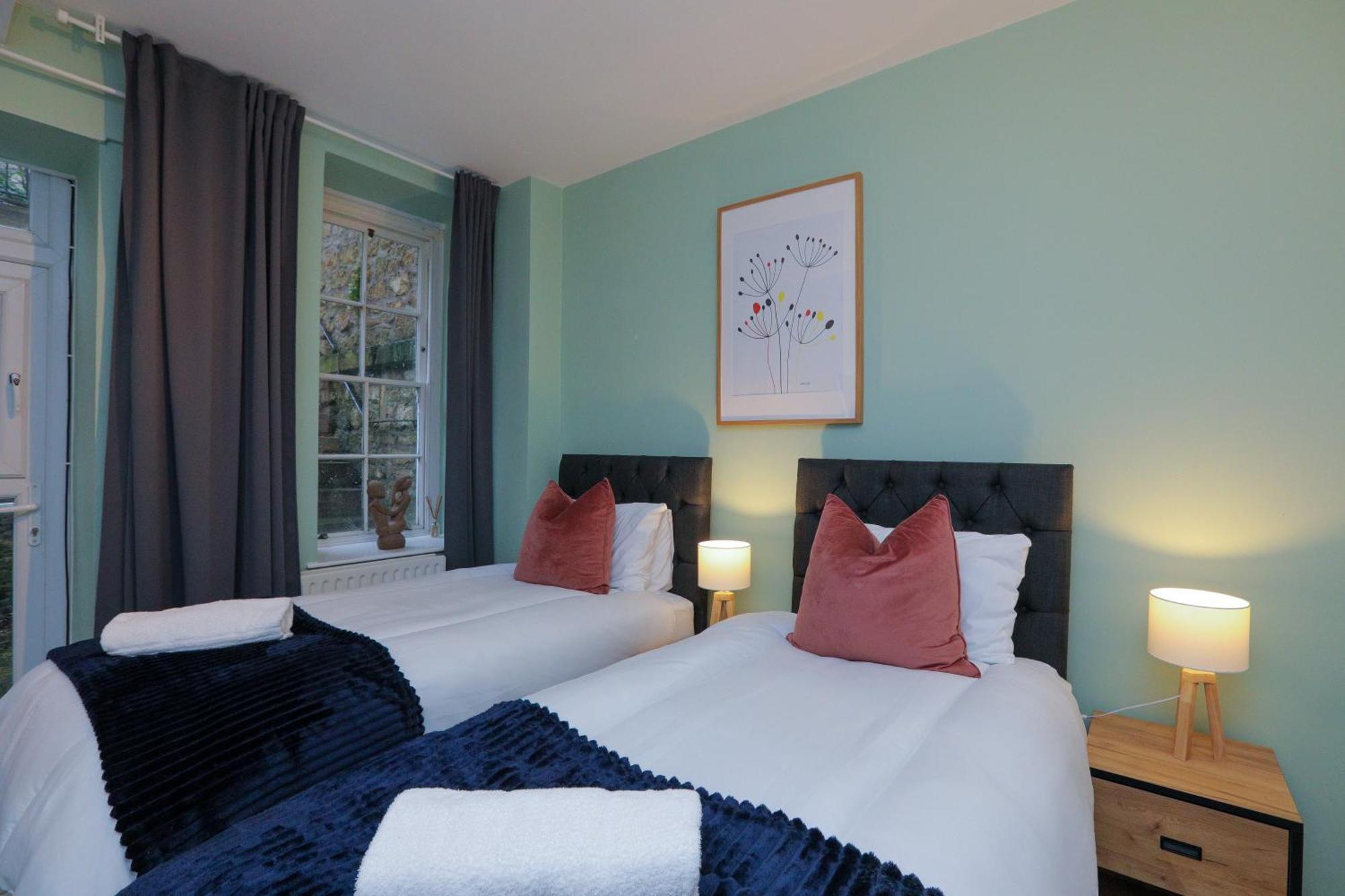 Wonderful In With Garden - Sleeps 8 Holiday home