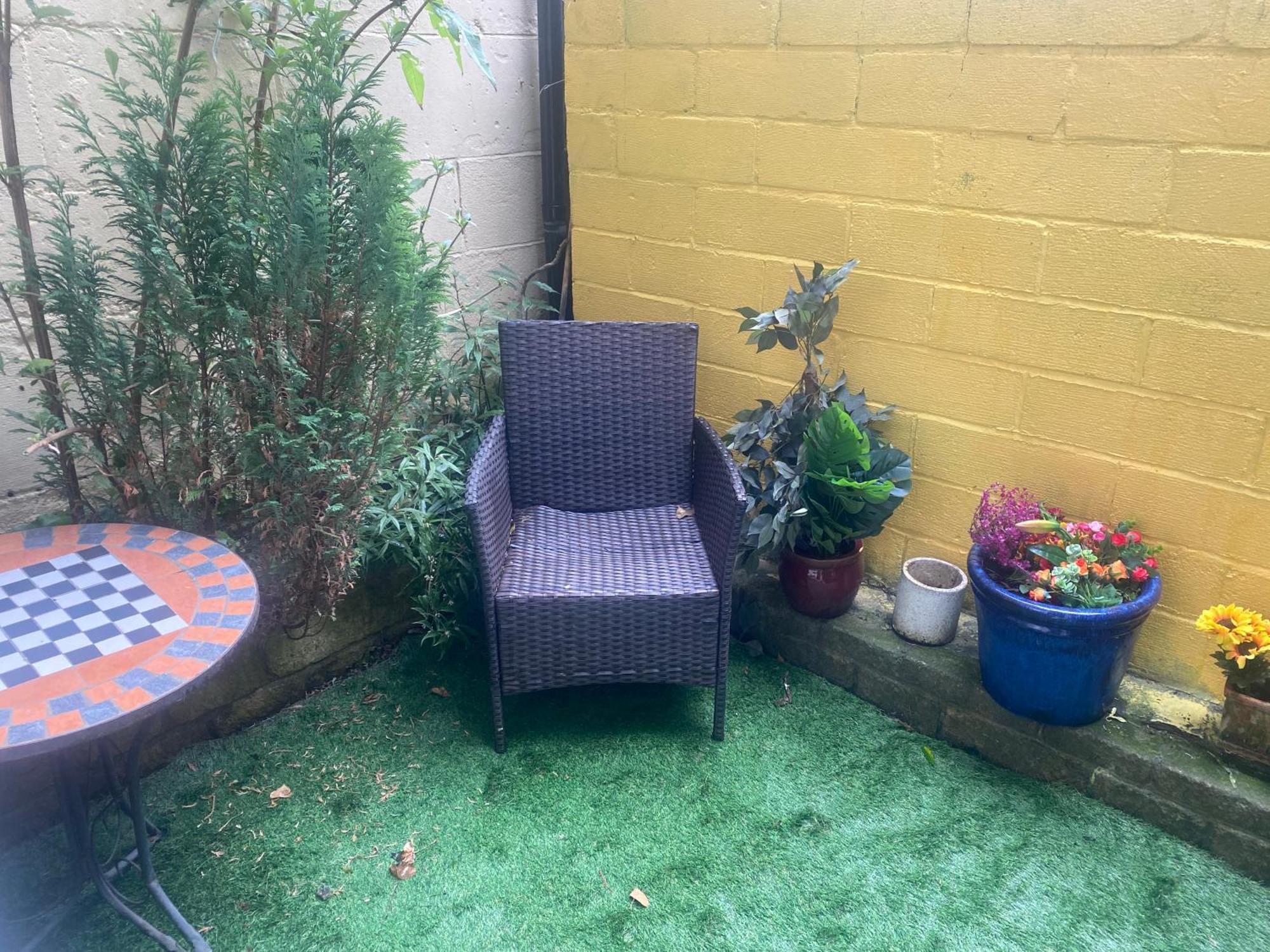 Quiet Lower Floor 2 Bed With Private Patio Garden 4* Bath