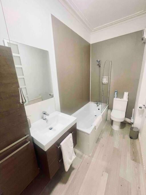 Bright, Spacious With Off-road Parking Apartment Bath