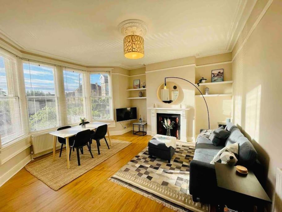 Bright, Spacious With Off-road Parking Apartment *