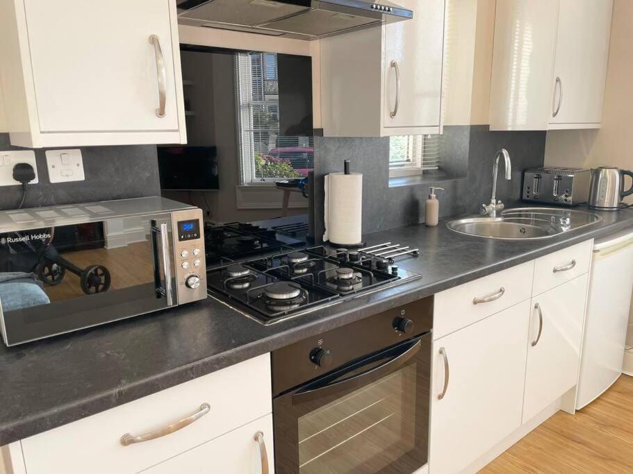 Bright, Spacious With Off-road Parking Apartment *