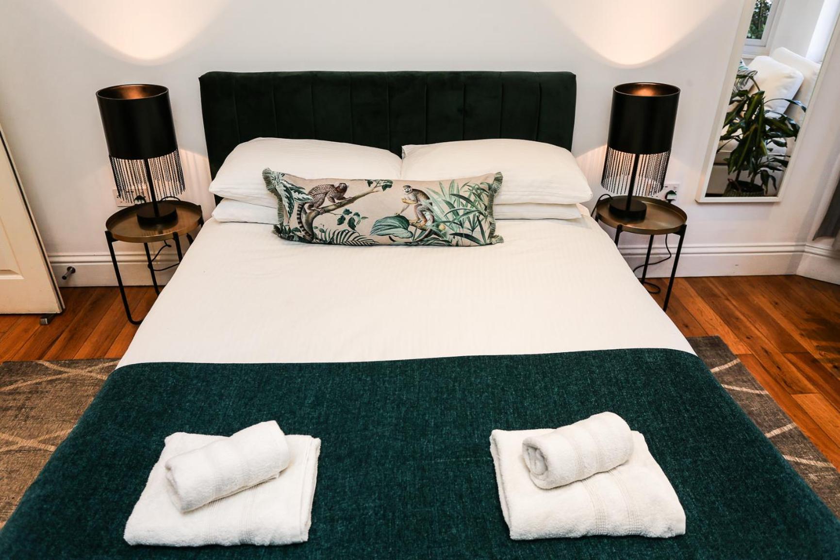 Newbridge Road, One Bedroom Apartment Bath