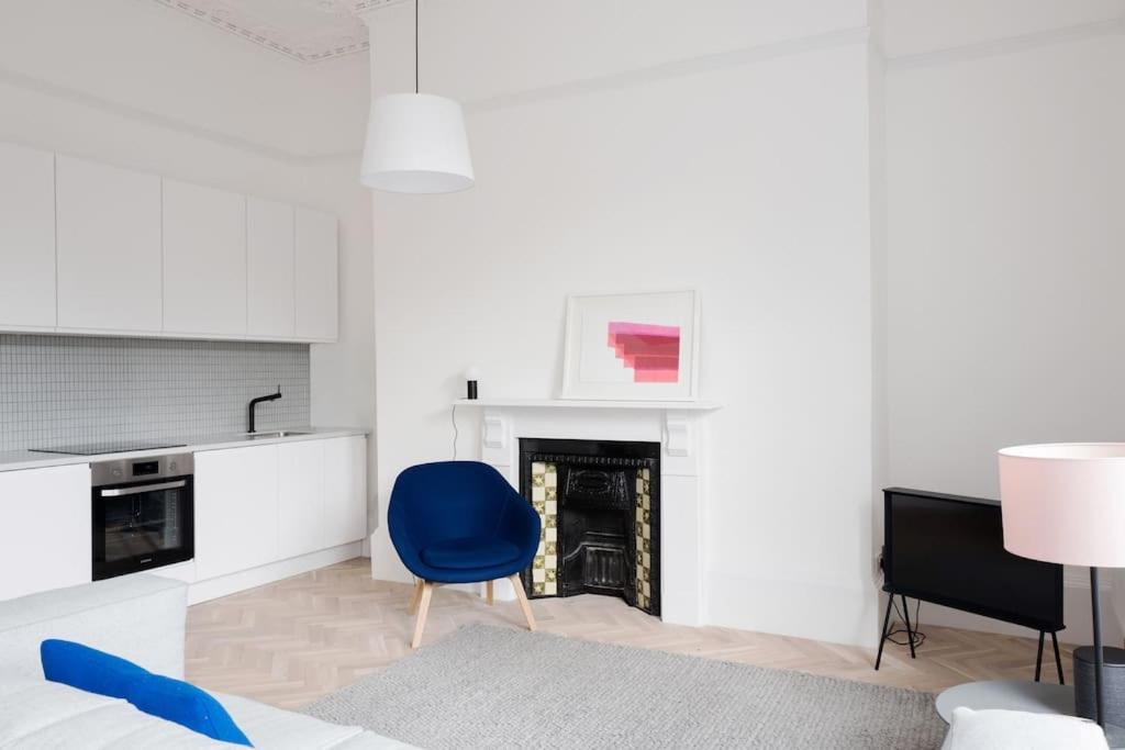 Spacious Georgian Pad - Free Parking - Walk To