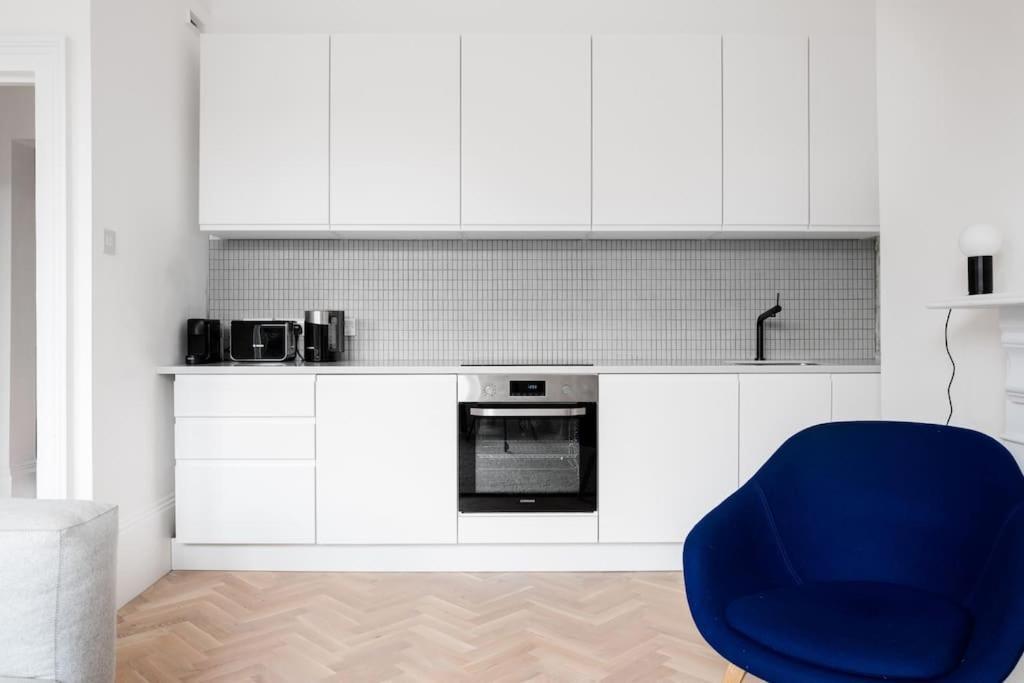 Spacious Georgian Pad - Free Parking - Walk To