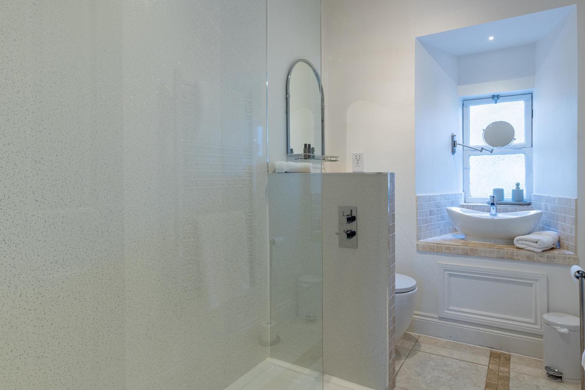 Silcox House Apartment Bath