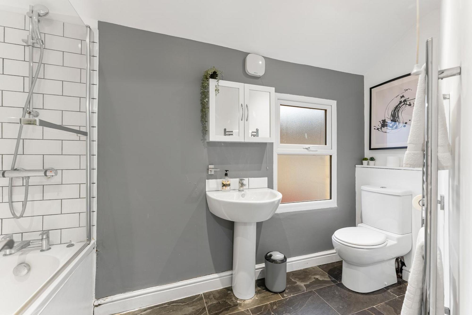 Lovely 2 Bed In - Parking * Bath