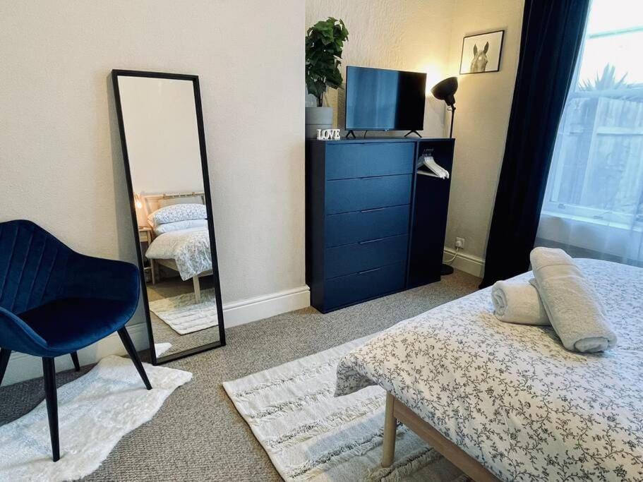 Bright, Spacious With Off-road Parking Bath