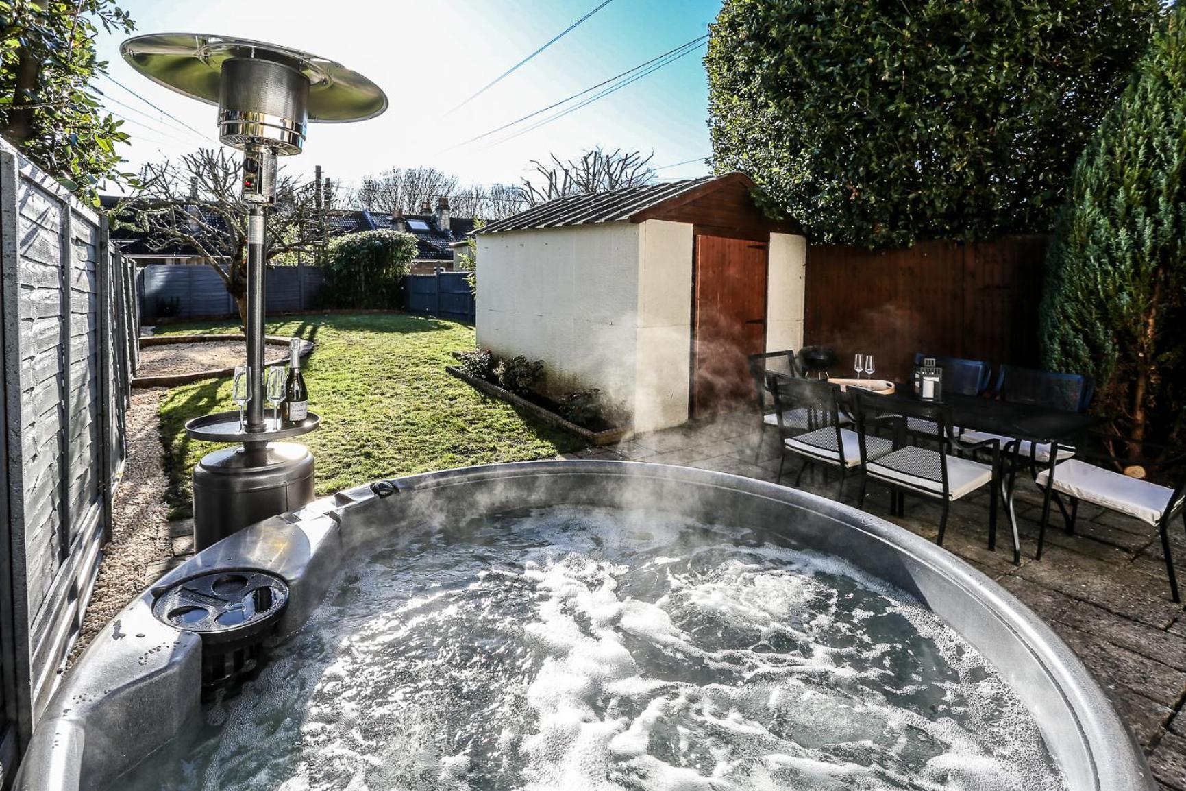 Garden With Hot Tub * Bath