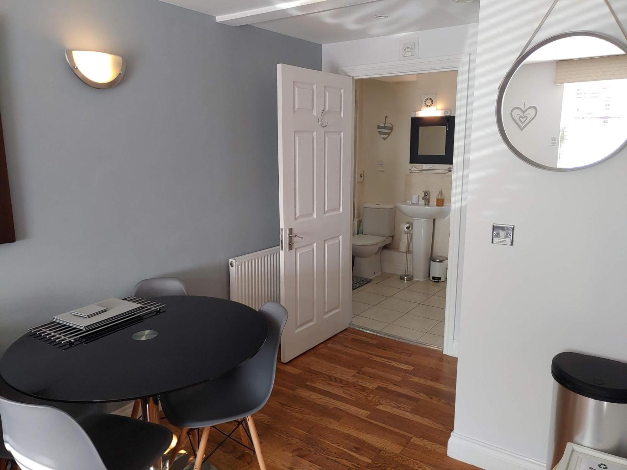 The House - Free 1st Breakfast - Free Parking Apartment Bath